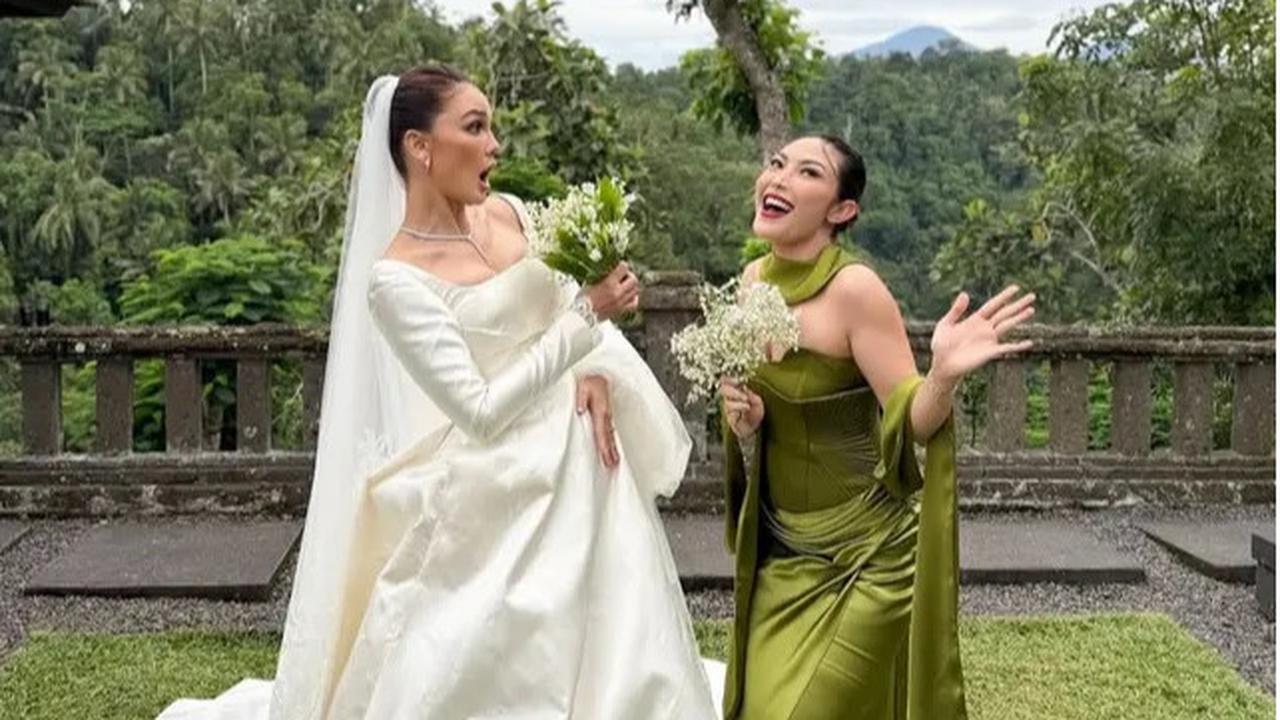 Ayu Dewi di Pernikahan Luna Maya dan Maxime Bouttier