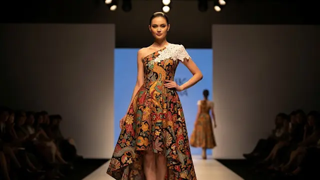 Dress Batik A-Line Asimetris dengan Aksen Brokat