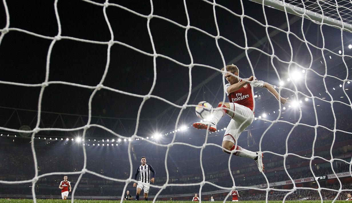 Pemain Arsenal, Nacho Monreal menghalau bola yang hampir masuk ke gawangnya saat melawan West Bromwich pada lanjutan Premier League di Emirates stadium, London (25/9/2017). Arsenal menang 2-0. (AP/Alastair Grant)