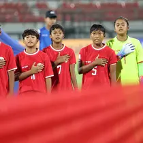 Pemain Timnas Indonesia Putri U-17 menyanyikan lagu kebangsaan Indonesia Raya saat laga Grup A Piala Asia Wanita U-17 2024 melawan Filipina di Stadion Kapten I Wayan Dipta, Gianyar, Bali, Senin (6/5/2024). (Dok. PSSI)