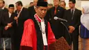 Hakim MK, Saldi Isra saat pelantikan sebagai Hakim MK di Istana Negara, Jakarta, Selasa (11/4). Guru Besar Universitas Andalas Padang Saldi Isra dilantik sebagai hakim. (Liputan6.com/Angga Yuniar)