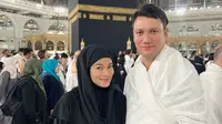 Gaya Titi Kamal berhijab&nbsp;sedang berada di masjidil haram bersama Christian Sugiono. (Dok: Instagram)