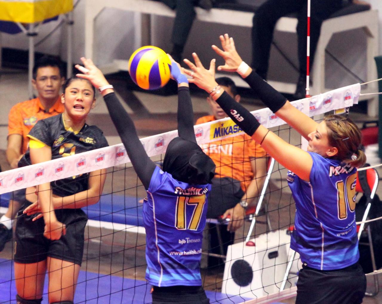 	Pemain Jakarta BNI Taplus Nurlaeli Kusuma melancarkan smes yang coba diblok pemain Bandung Bank BJB Pakuan pada seri ketiga putaran pertama Proliga 2018 di GOR Tri Dharma Gresik, Jumat (2/2/2018). BNI Taplus kalah 1-3. (Humas PBVSI)