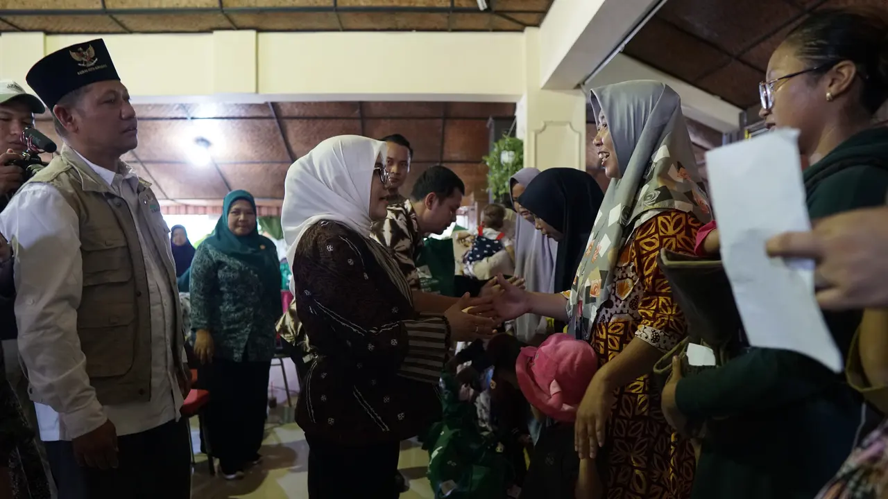 Penyerahan paket sembako Baznas di Surabaya. (Foto: Liputan6.com/Baznas)