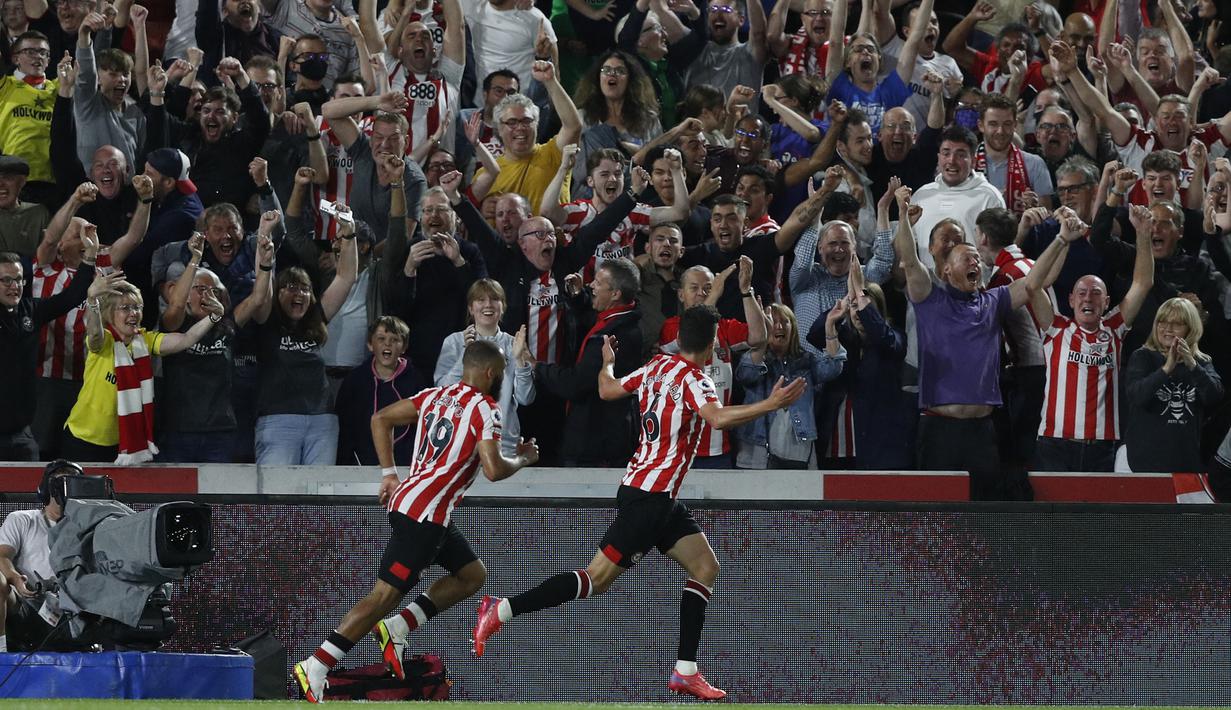 Memasuki menit akhir babak kedua, kubu Arsenal maupun kubu Brentford saling melancarkan serangan, namun hingga peluit panjang akhir pertandingan tak ada perubahan kedudukan. Pertandingan berakhir dengan kemenangan Brentford. (Foto: AFP/Adrian Dennis)