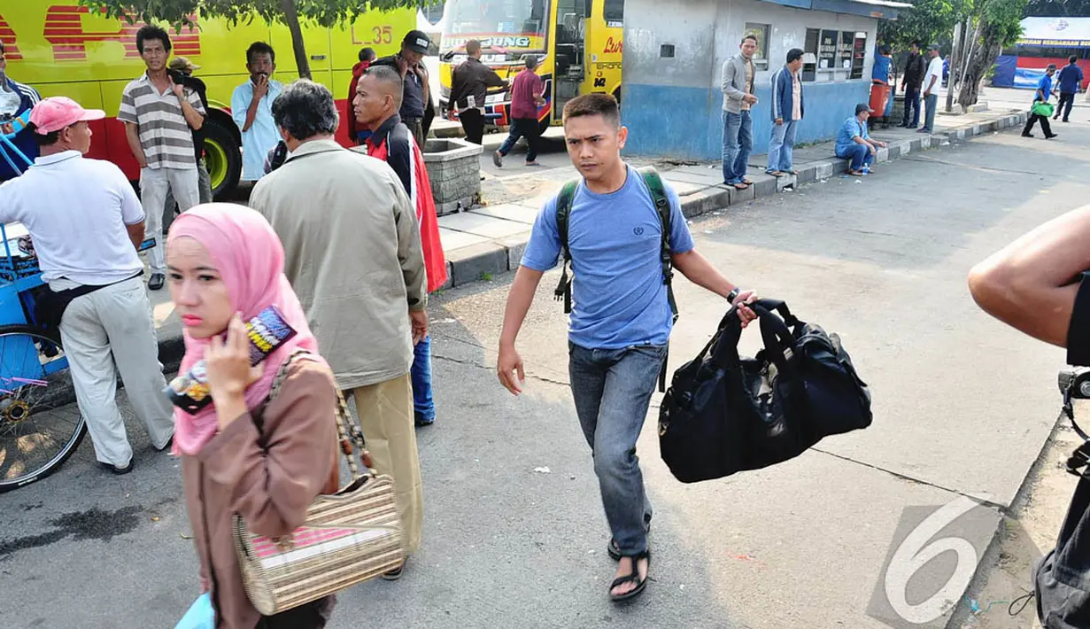 Sejumlah pemudik mulai berdatangan di Terminal Bus Pulogadung, Jakarta, Jumat (1/8/14). (Liputan6.com/Faizal Fanani)