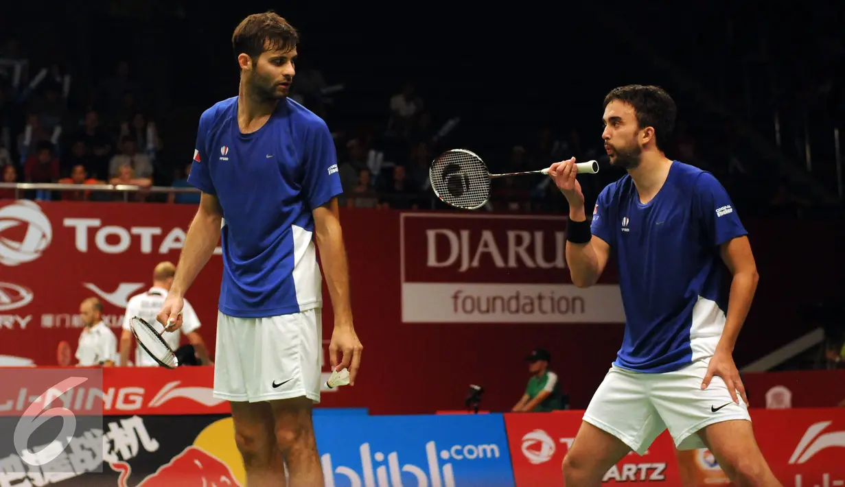 Ganda putra Perancis, Baptise Careme/Ronan Labar bersiap menghadapi Hendra Setiawan/M Ahsan (Indonesia) di Total BWF World Championships 2015 di Jakarta, Rabu (12/8/2015). Hendra/Ahsan unggul 19-21, 21-17, 21-18. (Liputan6.com/Helmi Fithriansyah)