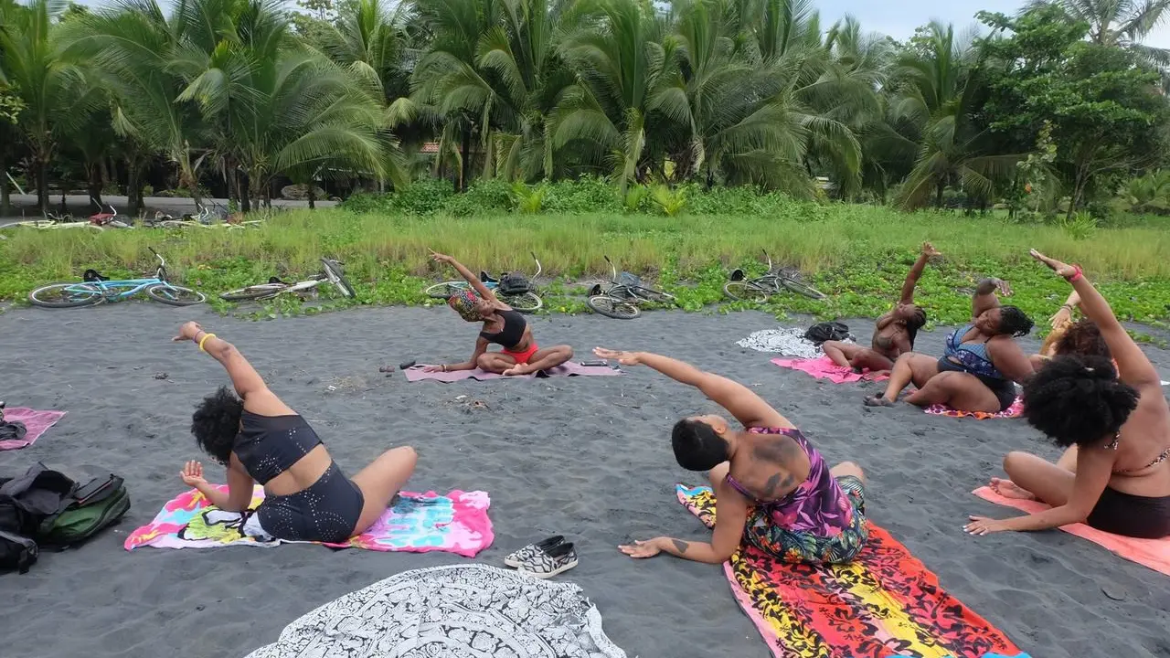 Kegiatan yoga di pantai Kostarika (DailyMail/Aubrey Lee/AFP)