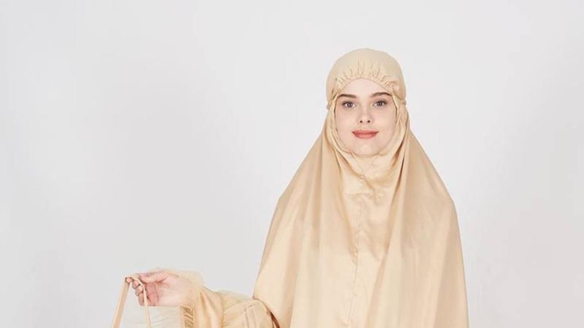 10 Rekomendasi Mukena Terbaik untuk Dipakai saat Lebaran, Bikin Tampilan Makin Kece