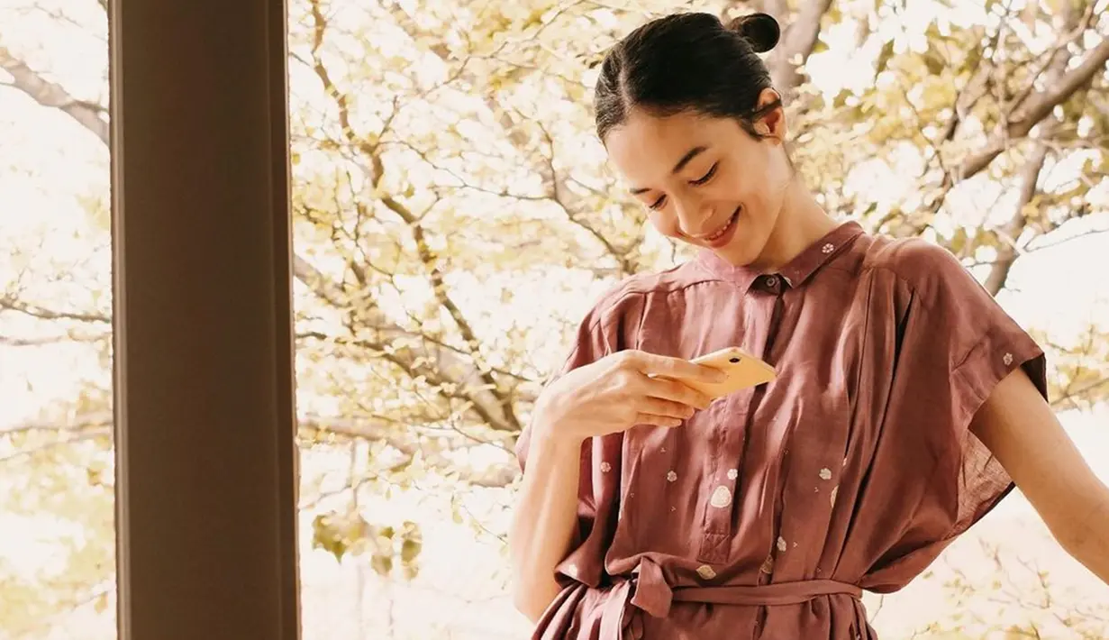 Meski pemilik nama lengkap Ni Luh Dharma Putri Marino ini disebut makin kurus oleh netizen, ia tetap menawan. Di kesehariannya, Putri Marino pun dikenal sering tampil sederhana. Kali ini, ia tampak menawan dengan simple dress berwarna kalem.(Liputan6.com/IG/@putrimarino)