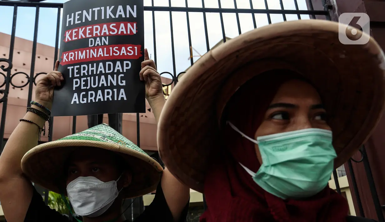 Organisasi WALHI bersama masyarakat Rukun Tani Sumberejo Pakel melakukan aksi di depan Mabes Polri, Jakarta, Jumat (21/1/2022). Mereka menuntut kekerasan yang dilakukan oknum aparat kepolisian terhadap Warga Rukun Tani Sumberejo Pakel, Desa Pakel, Banyuwangi, Jawa Timur. (Liputan6.com/Johan Tallo)