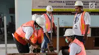 Sejumlah pekerja mengikuti pelatihan dan sertifikasi tenaga kerja konstruksi dan bidang bangunan umum di Workshop Balai Jasa Konstruksi, Jakarta (6/12). (Liputan6.com/Faizal Fanani)