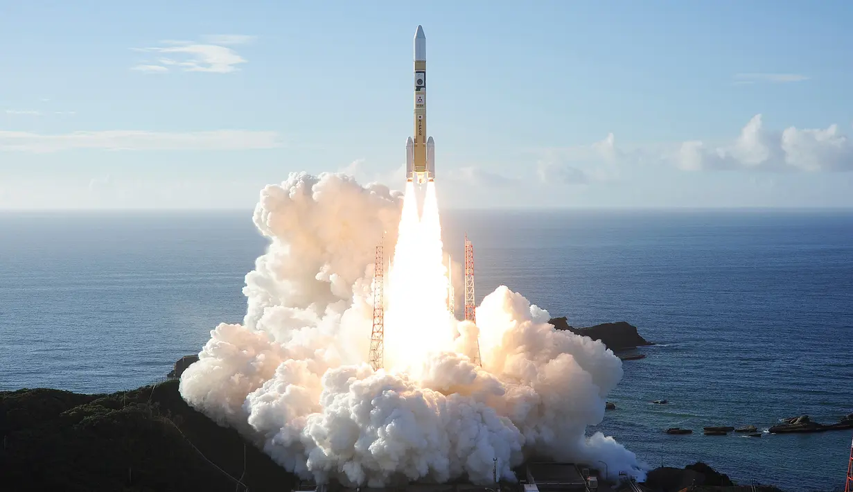 Sebuah roket H-IIA lepas landas dari landasan peluncuran di Tanegashima Space Center di Tanegashima, Jepang, Senin (20/7/2020). Uni Emirat Arab (UEA) resmi menjadi negara arab pertama yang mengekplorasi ruang angkasa dengan meluncurkan misi pertamanya menuju Mars. (MHI via AP)