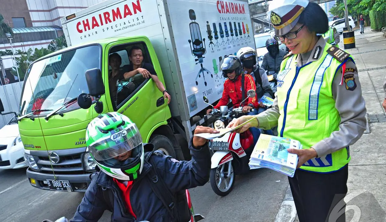 Selain itu juga dibagikan takjil dan salinan surat edaran tentang tata tertib lalu lintas selama Ramadhan dan Lebaran dan himbauan tidak menggunakan sepeda motor untuk mudik, Jakarta, Jumat (18/07/2014)(Liputan6.com/Faizal Fanani)