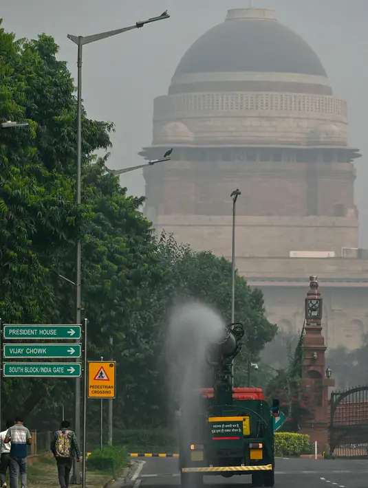 Diduga kabut tersebut merupakan polutan dari asap kendaraan, debu pembangunan, dan pembakaran lahan pertanian di negara bagian sebelah Utara Punjab dan Haryana. (Money SHARMA/AFP)