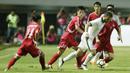 Striker Indonesia, Ilija Spasojevic, melewati pemain Korea Utara pada laga PSSI Anniversary Cup 2018 di Stadion Pakansari, Senin (30/4/2018). Skor berakhir imbang 0-0. (Bola.com/M Iqbal Ichsan)