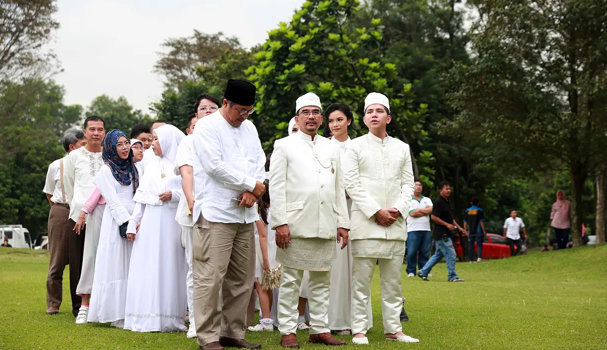 "Akhirnya lega. Pas ngomong kayak errrrr, nggak bisa diomongi dan harus ngomong apa. Yang jelas lepas ijab kabul lega luar biasa," ungkap Haykal Kamil, di The Lodge Hotel, Bogor, Jawa Barat, Sabtu (25/3/2017). (Nurwahyunan/Bintang.com)
