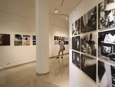 Pengunjung mengamati karya yang dipajang dalam pameran fotografi Permata PhotoJournalist Grant (PPG) 2016 Angkatan VI di Erasmus Huis, Jakarta, Jumat (24/3). Pameran tersebut menggambil tema Trust. (Liputan6.com/Immanuel Antonius)