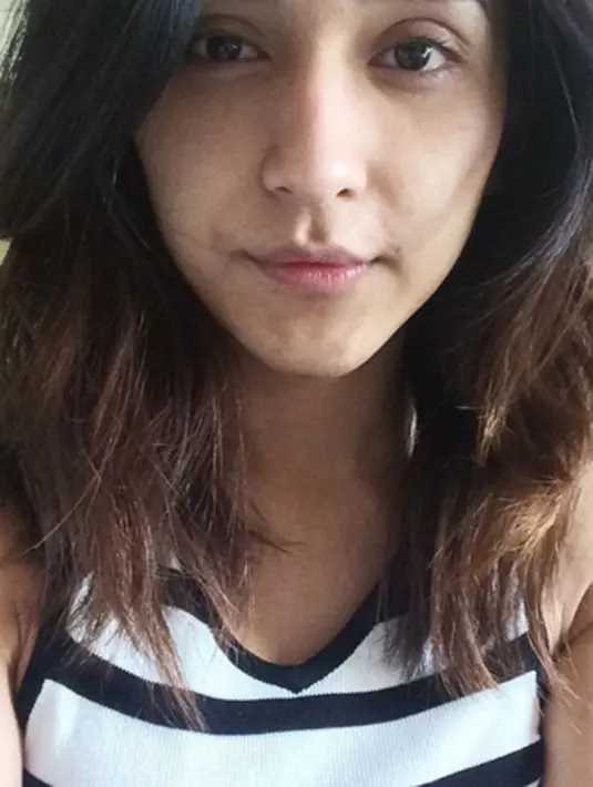 Kecantikan Dena Rachman turut mengundang pujian dari netizen, namun tak sedikit pula yang memberikannya komentar negatif. Namun Dena Rachman menganggap semua komentar sebagai kritik yang membangun. (via instagram/@denarachman)