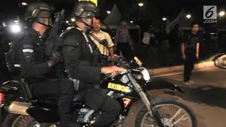 Polisi bersenjata laras panjang berpatroli tidak jauh dari lokasi ledakan di Parkir Timur Stadion Gelora Bung Karno, Jakarta, Minggu (17/2). Ledakan terjadi sekitar 50 meter dari lokasi debat kedua capres di Hotel Sultan. (merdeka.com/Iqbal S Nugroho)