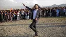 Musisi Arash Barez, bernyanyi di taman umum  selama perayaan Nowruz, Tahun Baru Persia, di Kabul, Afghanistan, (21/3). Nowruz dirayakan pada hari pertama musim semi di negara-negara termasuk Afghanistan, Tajikistan , dan Iran. (AP Photo/Massoud Hossaini)