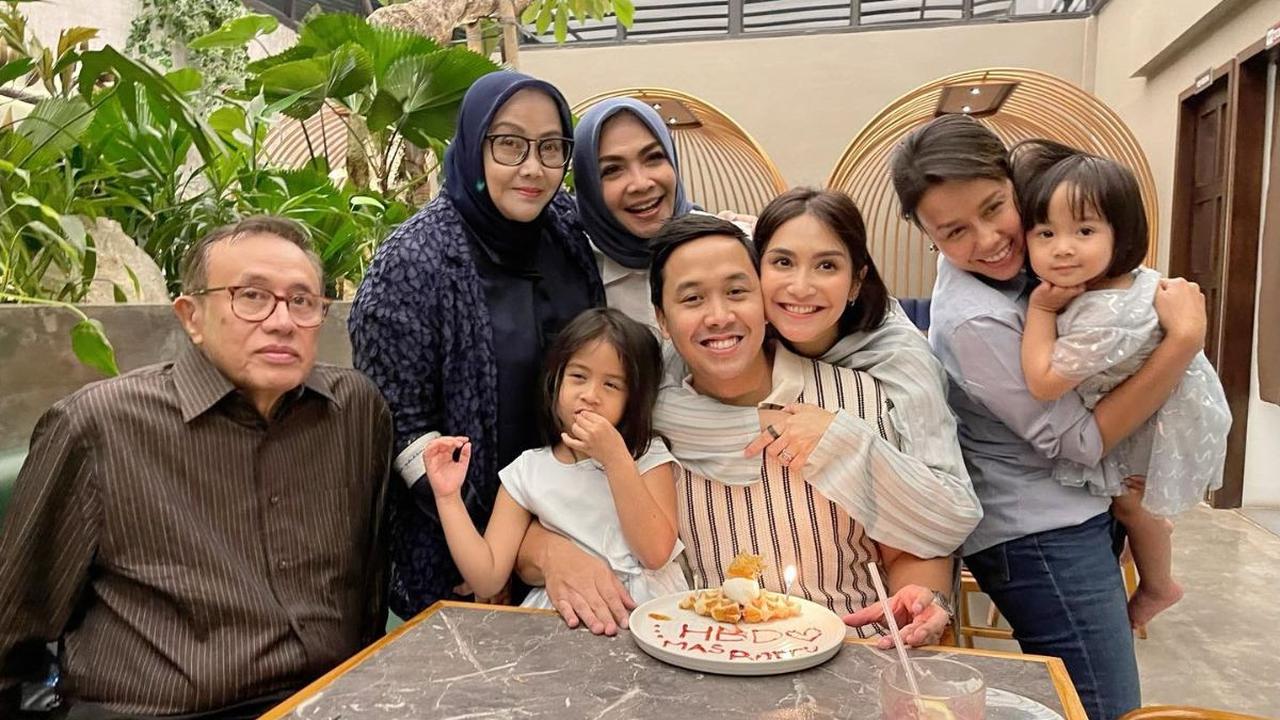 Unggahan Caca Tengker banjir komentar selamat ultah dan doa untuk suami.<br>