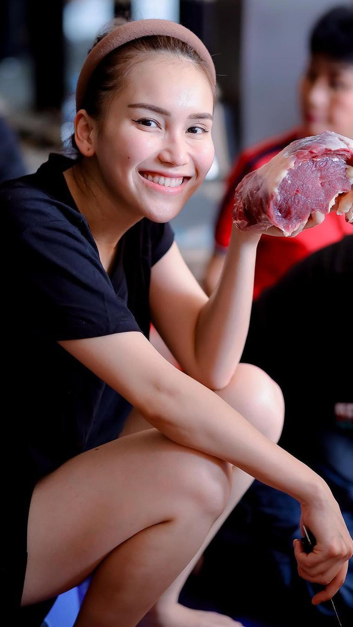 Ini gaya Ayu Ting Ting saat ikut potong kurban.