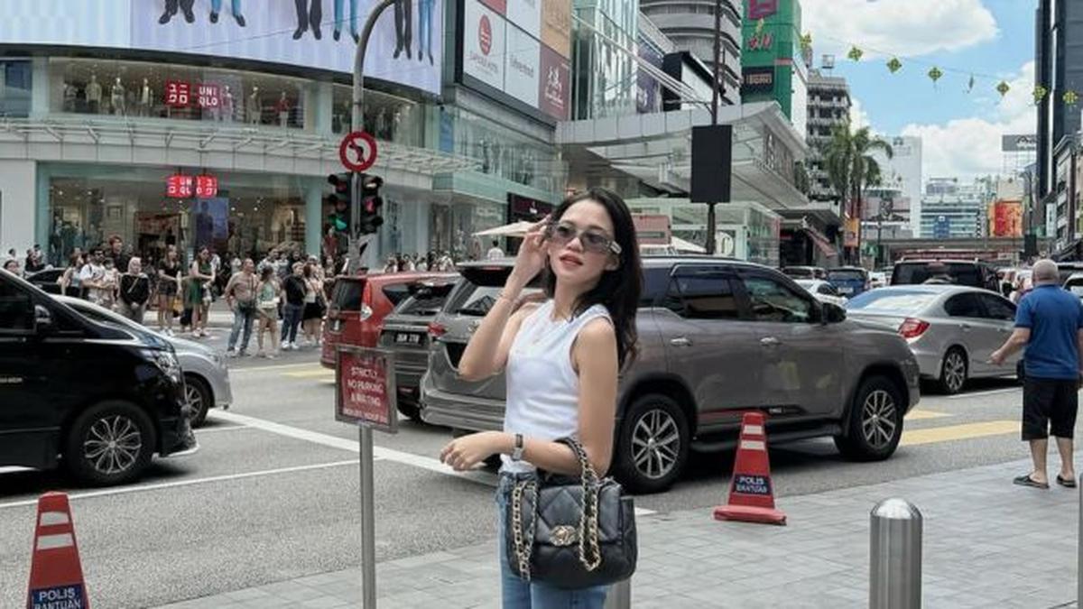 5 Potret Penampilan Ummi Quary dengan Berbagai Outfit Kece, Disebut Makin Menawan