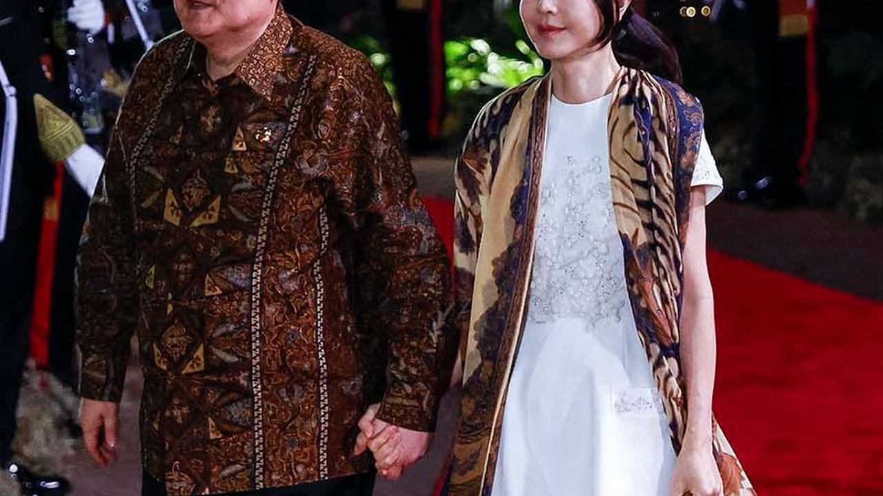 Presiden Korea Selatan, Yoon Suk-yeol tampil serasi dengan Ibu Negara Kim Keon Hee.