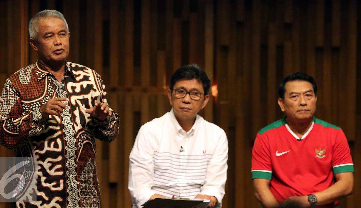 Caketum PSSI 2016-2010, Djohar Arifin Husin (kiri) menjawab pertanyaan pada debat terbuka di Hall SCTV Tower, Jakarta, Selasa (4/10). Rencananya, pemilihan Ketua Umum PSSI akan dilaksanakan pada 17 Oktober mendatang. (Liputan6.com/Helmi Fithriansyah)