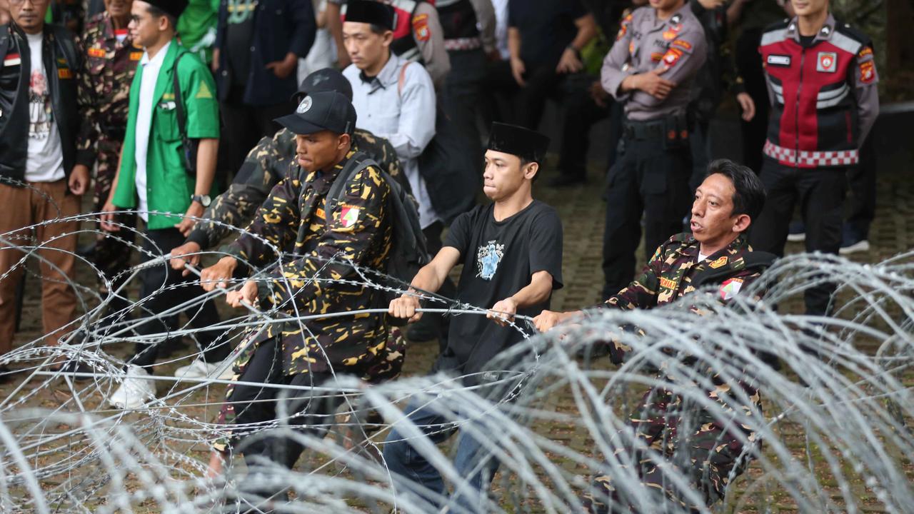 FOTO: Aksi Penolakan Banser Usai Penahanan Yaqut Cholil Qoumas