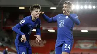 Pemain Chelsea, Mason Mount, melakukan selebrasi bersama Reece James usai mencetak gol ke gawang Liverpool pada laga Liga Inggris di Stadion Anfield, Kamis (4/3/2021). Chelsea menang dengan skor 1-0. (Phil Noble, Pool via AP)