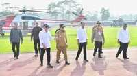 Presiden Joko Widodo dan rombongan tiba di Lampung menggunakan helikopter Super Puma TNI AU, mendarat di Stadion Jati Kalianda, Lampung Selatan.  Foto : (Istimewa).
