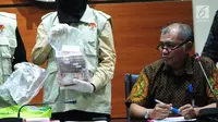 Petugas KPK menunjukan barang bukti uang tersangka Wali Kota Tegal Siti Masitha terkait dugaan suap pengelolaan dana jasa kesehatan di RSUD Kardinah dan pengadaan barang jasa di Gedung KPK, Jakarta, Kamis (30/8). (Liputan6.com/Helmi Afandi)