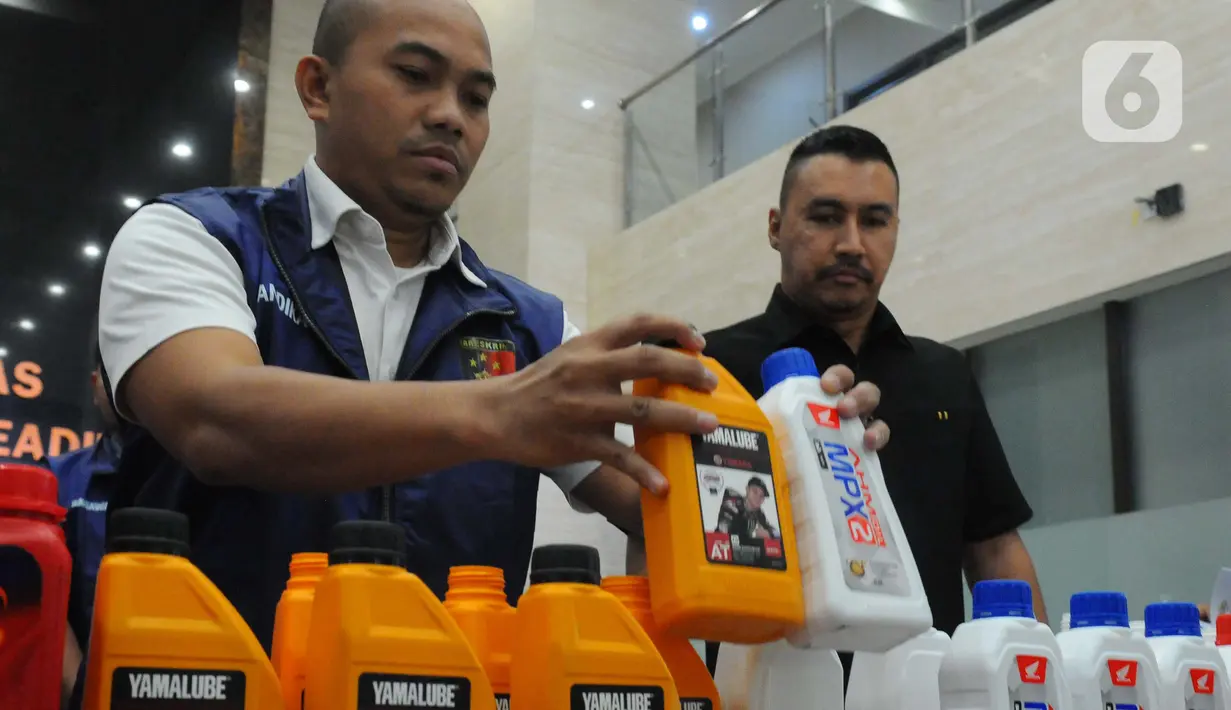 Dalam pengungkapan tersebut, penyidik mengamankan sejumlah barang bukti dan menyegel sembilan gudang oli milik tersangka yang berada di tiga kawasan di wilayah Gresik, Jawa Timur.  (merdeka.com/Imam Buhori)