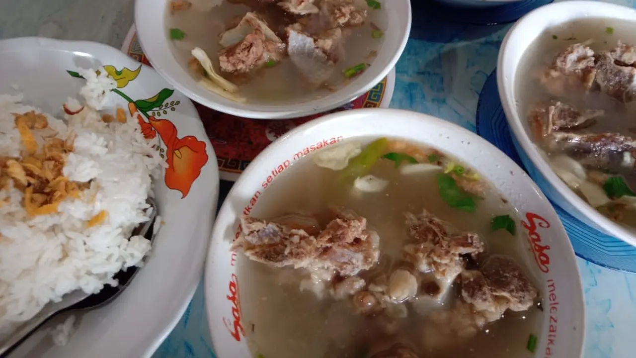 Rasa Nikmat Sederhana Sop Iga Khas Warteg Nabila yang Laris Manis di Jakarta Utara