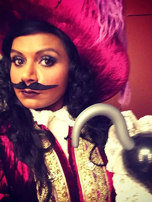 Kapten Hook jadi pilihan Mindy Kaling untuk kostum Halloweennya. (via people.com)