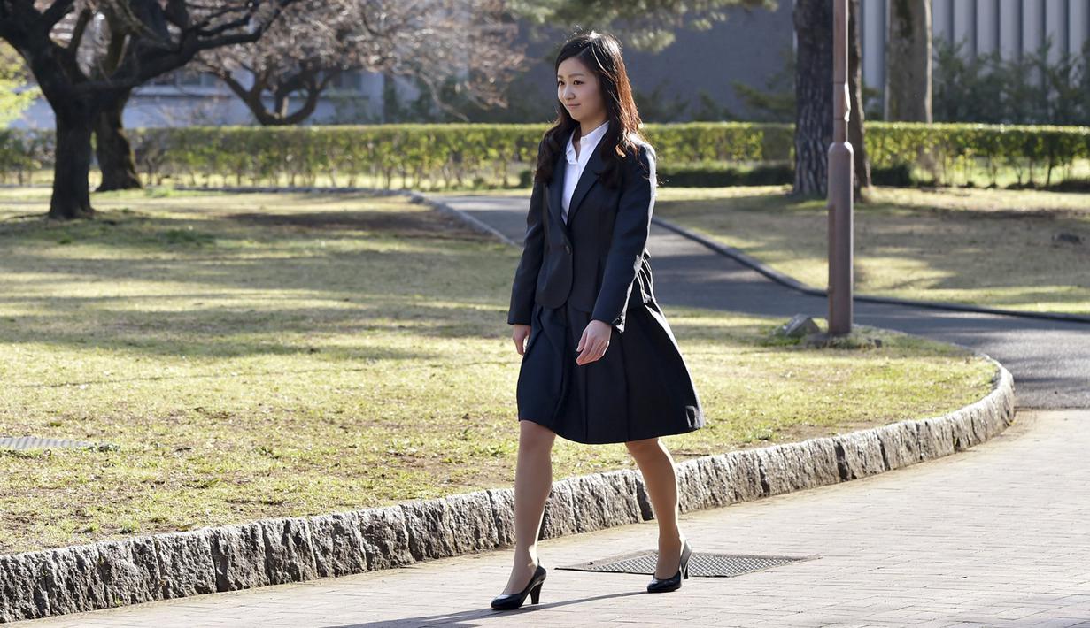 Putri Kako berjalan di kampusnya International Christian University (ICU) menuju lokasi upacara, Tokyo, Jepang,  (2/4/2015). Putri Kako adalah anak dari pasangan Pangeran Akishino sekaligus cucu dari Kaisar Akihito Jepang. (REUTERS/Yoshikazu Tsuno)