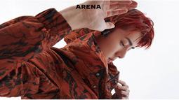 Hiasi cover majalah ARENA, Sehun tampil dengan gaya yang chic dan warna rambut merah gelap. Walaupun miliki rambut warna terang, dirinya tetap cocok dan sukses membuat penggemar histeris. (Liputan6.com/Instagram/@weareone.exo)