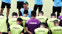 Pelatih kepala Persikabo 1973, Liestiadi memimpin langsung latihan perdana  di Lapangan Samudra, Badung, Bali, Minggu (03/01/2022). Latihan tersebut menjadi bagian dari persiapan menghadapi Arema FC di laga lanjutan BRI Liga 1 2021/22 pada 5 januari mendatang. (Bola.com/Nandang Permana)