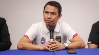 Sekjen PSSI, Yunus Nusi memberikan keterangan saat konferensi pers mengenai kericuhan yang terjadi di Stadion Kanjuruhan, pada Minggu (02/10/2022) di Stadion Madya, Senayan, Jakarta. (Bola.com/Bagaskara Lazuardi)