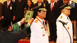 Sri Sultan Hamengku Buwono X (tengah) dan KGPAA Paku Alam IX (kanan) saat disumpah pada pelantikan Gubernur DIY dan Wakil Gubernur DIY periode 2017-2022 di Istana Negara, Jakarta, Selasa (10/10). (Liputan6.com/Angga Yuniar)