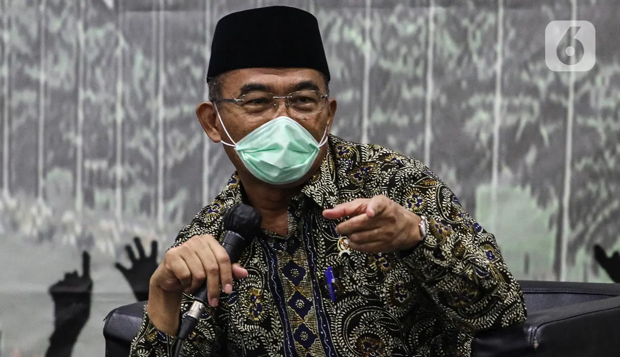 Menteri Koordinator bidang Pembangunan Manusia dan Kebudayaan Muhadjir Effendy memberikan paparan dalam diskusi empat pilar di Kompleks Parlemen, Senayan, Jakarta, Rabu (2/12/2020). Diskusi itu membahas tentang optimalisasi SDM di tengah pandemi COVID-19. (Liputan6.com/Johan Tallo)