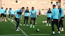 Para pemain Villarreal mengambil bagian dalam sesi latihan di Ciudad deportiva Villarreal di Vila-Real menjelang laga Liga Champions, Senin (1/11/2021). Villarreal akan menjamu Young Boys pada matchday 4 Grup F Liga Champions 2021/22, Rabu (3/11) WIB di Estadio de la Ceramica (JOSE JORDAN / AFP)