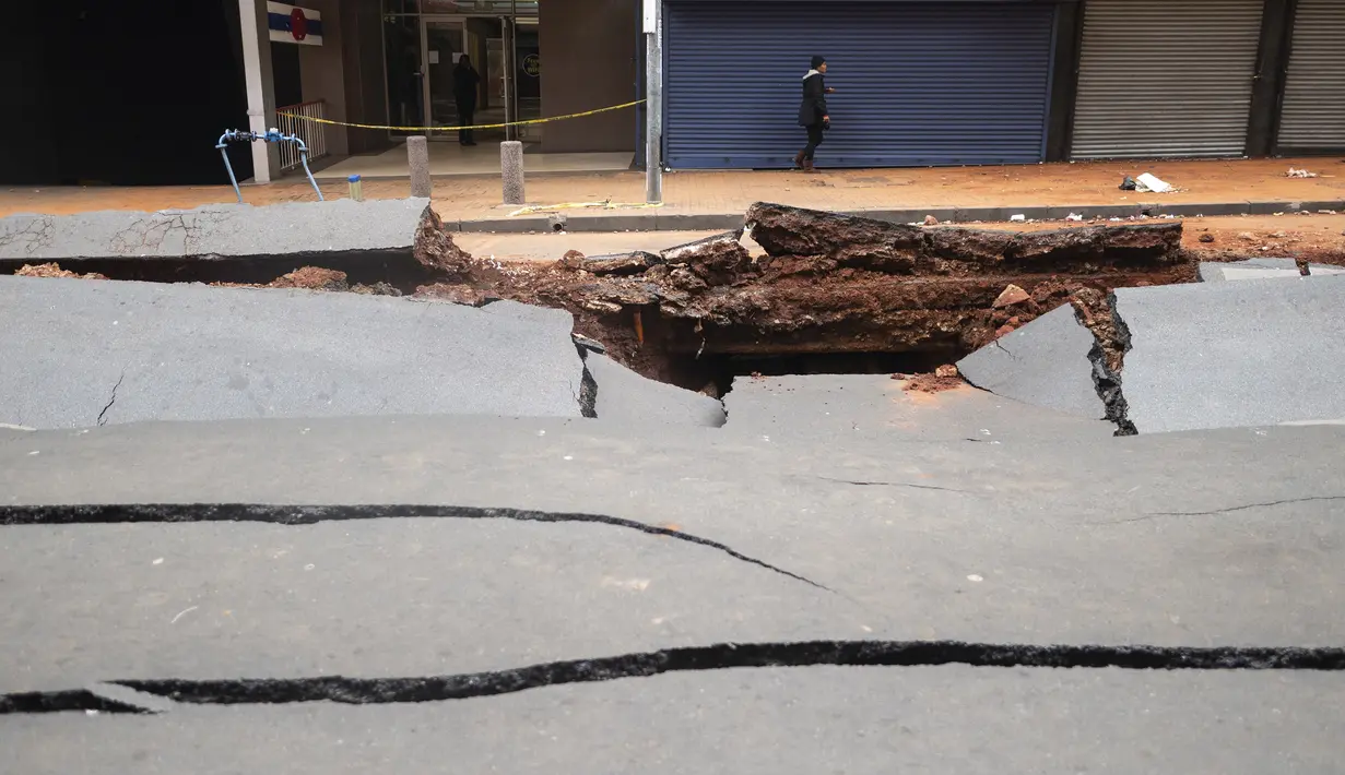 Perusahaan yang memasok gas ke bagian kota tersebut mengatakan bahwa mereka tidak yakin bahwa pipa bawah tanahnya bertanggung jawab, seperti yang diperkirakan oleh pihak berwenang. (Luca Sola / AFP)