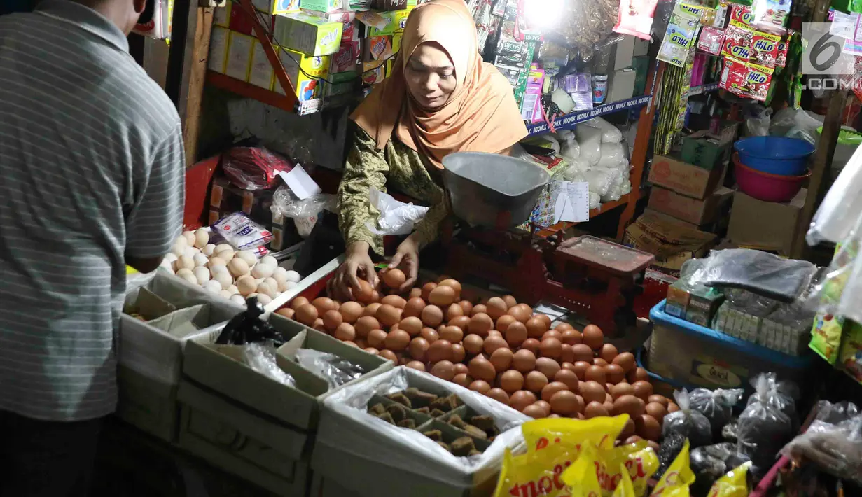 Pedagang merapihkan telur ayam di pasar tradisional Jakarta, Kamis (6/12). Berdasarkan data PIHPS Nasional, harga telur ayam ras pada 5 Desember 2018 mencapai Rp 25.650/kg, naik Rp 4.500/kg (21,28%) dibanding 1 November. (Liputan6.com/Immanuel Antonius)