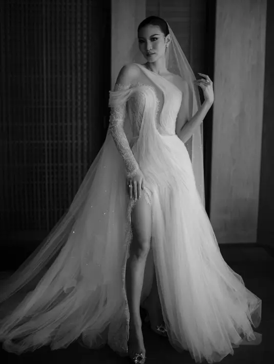 Di acara bahagia tersebut, Patricia mengenakan dress berwarna putih rancangan Hian Tjen. [instagram/hiantjen]