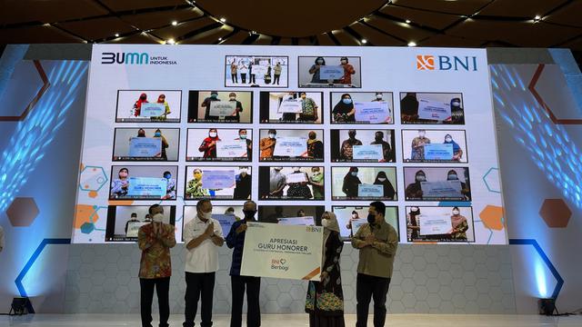 Menteri BUMN Erick Thohir menyerahkan secara simbolis apresiasi dari BNI dalam bentuk tabungan kepada guru honorer. (Dok. BNI)