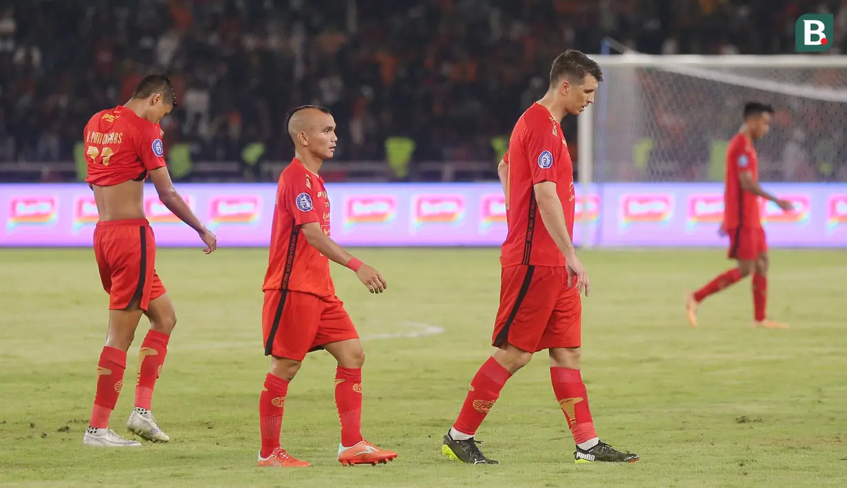 Ekspresi pemain Persija Jakarta setelah Persita Tangerang menyetak gol penyeimbang dalam pertandingan pekan ke-21 BRI Liga 1 2023/2024 yang berlangsung di Stadion Utama Gelora Bung Karno, Jakarta, Minggu (3/12/2023) malam WIB. (Bola.com/M Iqbal Ichsan)
