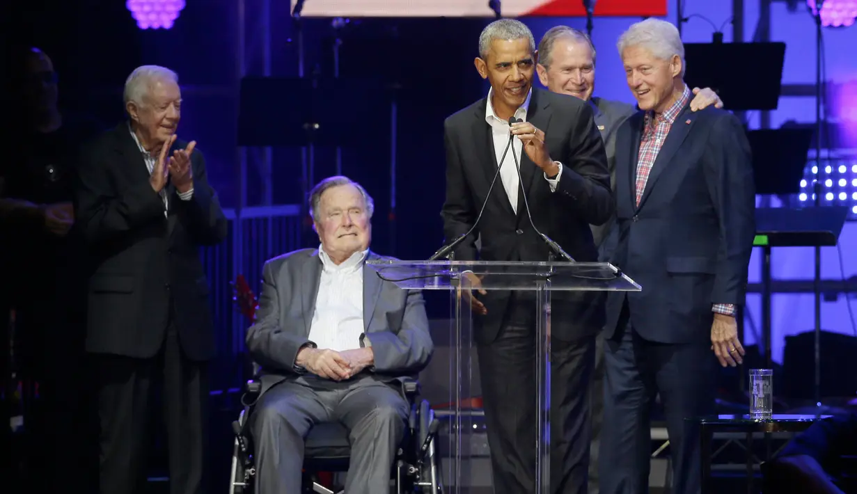 Mantan Presiden Barack Obama didampingi empat mantan Presiden AS lainnya berpidato dalam acara konser amal di College Station, Texas (21/10). Acara ini untuk menggalang dana bantuan korban badai yang menimpa AS dan sekitarnya. (AP Photo/LM Otero)